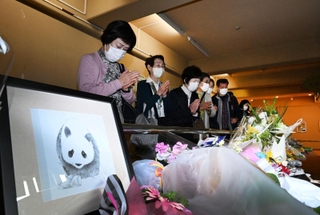 タンタンにお別れを告げる来園者ら。２日に設置された献花台には花束やイラスト、写真、手紙などが並んだ＝２日午前、神戸市灘区王子町３、王子動物園（撮影・大田将之）