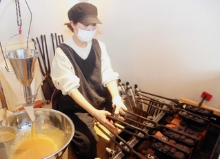 新店で野球カステラを焼く和田絵三子さん＝神戸市兵庫区中道通７