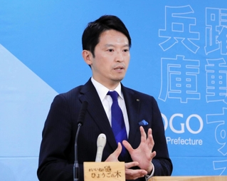 現職幹部が知事を批判する文書を作成した問題で、事実関係を調査する方針を示した斎藤元彦知事＝２日午後、兵庫県庁