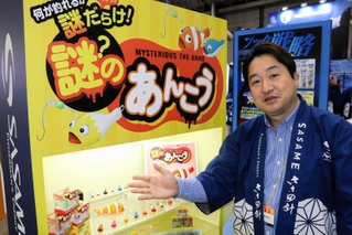 ユニークな釣り具「謎のあんこう」を考案したささめ針の織田貴己さん＝大阪市住之江区
