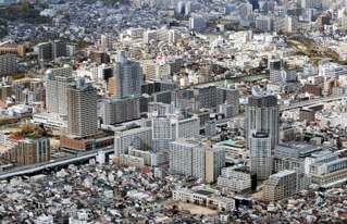 ビルが立ち並んだ新長田地区＝２０１９年４月撮影