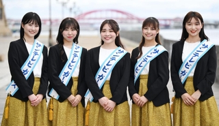 ５５期サンテレビガールズの（左から）宮内愛子さん、安田りかさん、当谷理穂さん、嶋崎るり葉さん、山川結子さん＝神戸市中央区東川崎町１（撮影・大田将之）