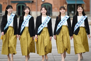 ５５期サンテレビガールズの（左から）宮内愛子さん、安田りかさん、当谷理穂さん、嶋崎るり葉さん、山川結子さん＝神戸市中央区東川崎町１（撮影・大田将之）