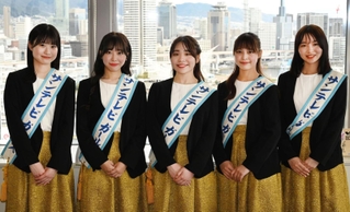 ５５期サンテレビガールズの（左から）宮内愛子さん、安田りかさん、当谷理穂さん、嶋崎るり葉さん、山川結子さん＝神戸市中央区東川崎町１（撮影・大田将之）