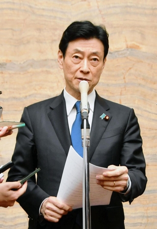 処分を受け、国会内で報道陣の取材に答える西村康稔氏＝４日夜、東京都千代田区（撮影・堀内達成）