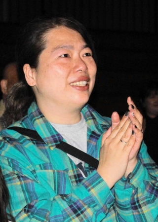 娘のショーに目を潤ませる今村亜矢さん＝神戸市北区大沢町、神戸モンキーズ劇場
