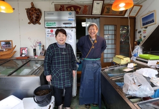 鮮魚店を再開した梶山浩一さんと久子さん。並ぶ魚はまだ少ないが、「店を開けていたら誰かしら立ち寄ってくれるからね」＝３日、石川県能登町松波（撮影・長嶺麻子）