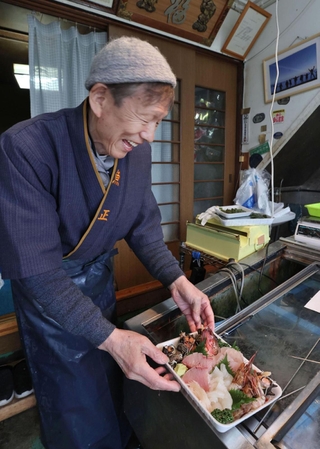 ３月初めから鮮魚店を再開した梶山浩一さん＝３日、石川県能登町松波（撮影・長嶺麻子）