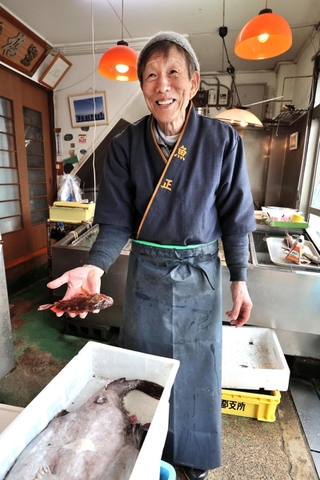 ３月初めから鮮魚店を再開した梶山浩一さん。並ぶ魚はまだ少ないが、「店を開けていたら誰かしら立ち寄ってくれるからね」＝３日、石川県能登町松波（撮影・長嶺麻子）