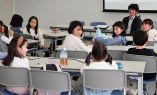 長谷川元気さん（右奥）の講演に続いて、子どもたちが感想を発表し合う場があった＝６日午後、神戸市中央区東川崎町１、神戸新聞社（撮影・笠原次郎）