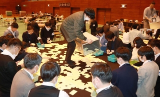 高砂市長選挙で開票作業を進める市職員＝７日午後９時５分、高砂市米田町島、高砂市総合体育館（撮影・鈴木雅之）