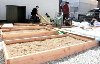 空き地に並べられたレンタル菜園のプランター＝神戸市長田区腕塚町８
