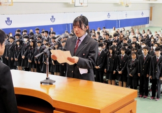 最後の新入生代表として宣誓をした西嶋咲羽さん＝神戸市北区唐櫃台２、神戸北高校