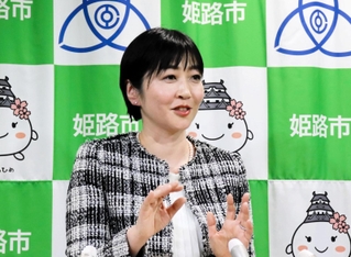 就任会見で教育改革への意欲を語る姫路市の久保田智子教育長＝姫路市役所