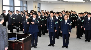村井紀之兵庫県警本部長（手前）に決意を表明する術科特別訓練員＝県警本部