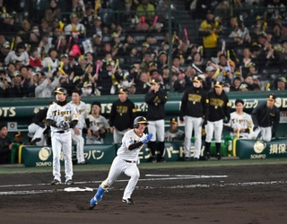５回裏、近本光司外野手（中央下）が先制適時打を放ち、喜ぶ阪神の選手や観客ら＝９日夜、西宮市の甲子園球場（撮影・大田将之）