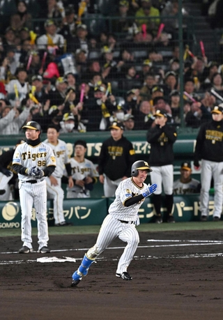 ５回裏、近本光司外野手（中央下）が先制適時打を放ち、喜ぶ阪神の選手や観客ら＝９日夜、西宮市の甲子園球場（撮影・大田将之）