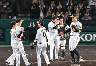 甲子園開幕戦で１ー０で広島を破り、歓喜する阪神の選手と観客＝９日夜、西宮市の甲子園球場（撮影・大田将之）
