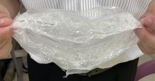 神戸大などの研究チームが開発した、丈夫で海水でも分解できるバイオプラスチック（神戸大提供）