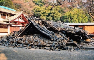 阪神・淡路大震災で倒壊した絵馬殿＝西宮神社（提供）