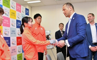 辻沙絵選手や福永凌太選手と握手を交わす室伏広治スポーツ庁長官（手前右）＝東京都千代田区