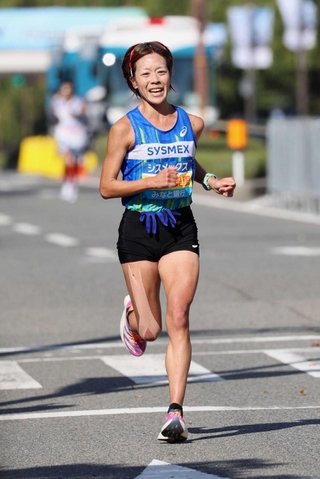 「神戸マラソン２０２３」で力走する堀江美里選手＝神戸市内