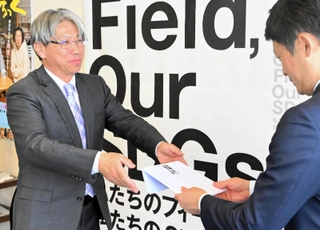 能登半島地震の義援金の目録を、斎藤元彦知事（右）に手渡す兵庫県私立幼稚園協会の山中真介理事長＝県庁