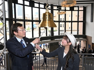 鐘を鳴らし「神戸まつり」の開幕を告げる久元喜造神戸市長（左）と神戸観光親善大使の安田りかさん＝１６日午前、神戸市中央区新港町、神戸ポートオアシス（撮影・大田将之）