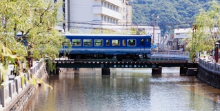 昨年の特別運行で豊岡市内を走る観光列車「あめつち」＝２０２３年７月、豊岡市城崎町（ＪＲ西日本提供）