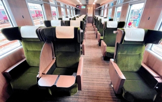 阪急電鉄が公開した座席指定サービス「ＰＲｉＶＡＣＥ」の車両＝大阪府摂津市阪急正雀、同社正雀車庫