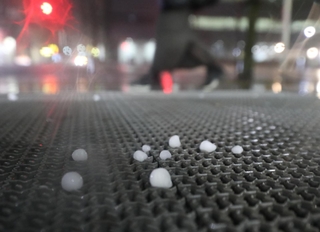 不安定な大気の影響で、直径１センチほどの雹（ひょう）が降った＝１６日午後８時６分、姫路市豊沢町（撮影・辰巳直之）