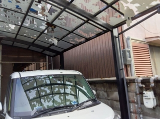 ひょうの影響で穴が空いた民家のカーポート＝１７日午前、姫路市内