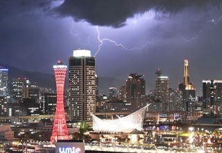 市街地上空に走る稲妻＝１６日夜、神戸市中央区東川崎町１から三宮方面を望む（撮影・斎藤雅志）
