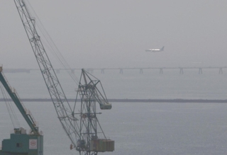 １７日午前の神戸港周辺。遠方がかすんで見える＝神戸市中央区東川崎町１から南を望む（撮影・三浦拓也）