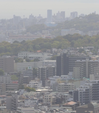 黄砂の影響で街がかすんで見えた＝１７日午後、神戸市中央区、ビーナスブリッジから望む（撮影・笠原次郎）
