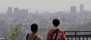 黄砂の影響で街がかすんで見えた＝１７日午後、神戸市中央区、ビーナスブリッジから望む（撮影・笠原次郎）