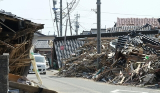 倒壊した民家が残ったままの能登半島地震の被災地＝３月３０日、石川県珠洲市宝立町（撮影・斎藤雅志）