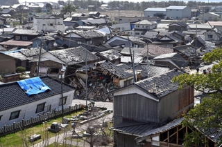 倒壊した民家が残ったままの能登半島地震の被災地＝３月３０日、石川県珠洲市宝立町（撮影・斎藤雅志）