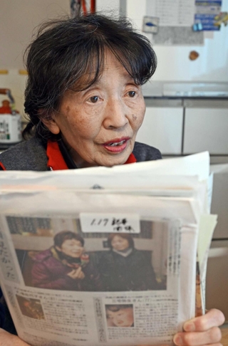 大切に保管する記事ファイルを手に、思いを語る三宅弥生さん＝神戸市東灘区（撮影・斎藤雅志）