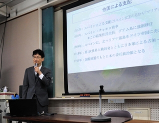 「まだ日本に帰れない遺骨がたくさんある」と話す藤森龍さん＝駒ケ林中学校