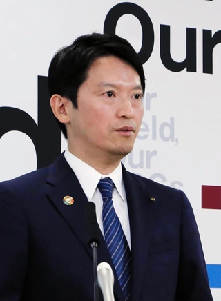 兵庫県の幹部職員が企業からの贈答品を受け取っていたことについて、自身の関与を否定する斎藤元彦知事＝１８日午前、兵庫県庁