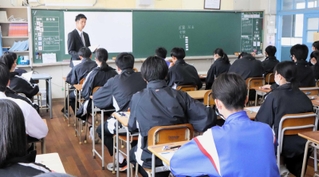問題冊子が配布され、テストの開始を待つ生徒たち＝１８日午前、神戸市東灘区御影中町５、御影中学校