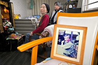 写真の中でほほ笑む林穣弥さん（手前）と、妻・絹江さん（後方左）、長女の渋谷和代さん＝神戸市長田区二葉町１（撮影・斎藤雅志）