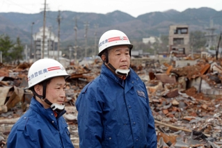 「輪島朝市」の火災現場に立つ輪島消防署の出坂正明署長（右）と上原満署長補佐＝石川県輪島市河井町（撮影・斎藤雅志）