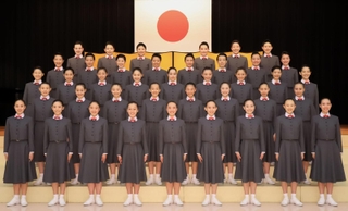 記念撮影に臨む１１２期生たち＝１９日午前、宝塚市武庫川町、宝塚音楽学校（撮影・吉田敦史）