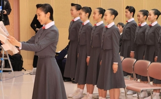 喜びと決意の言葉を述べる新入生総代の今井咲さん（左）＝１９日午前、宝塚市武庫川町、宝塚音楽学校（撮影・吉田敦史）