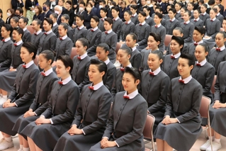 真新しい制服で入学式に臨む１１２期生ら＝１９日午前、宝塚市武庫川町、宝塚音楽学校（撮影・吉田敦史）
