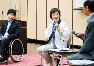 世界パラ陸上の魅力を語る（左から）永尾嘉章さんと増田明美会長＝神戸市中央区港島中町６、神戸商工会議所会館