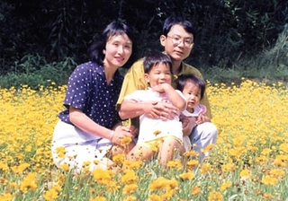 家族４人の思い出。大鳥居裕美子さん（左）がほほ笑む。右は慎司さん＝１９９３年６月、加西市の兵庫県立フラワーセンター（慎司さん提供）