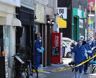 男性が倒れていたラーメン店の周辺を調べる兵庫県警の捜査員ら＝２０２３年４月、神戸市長田区東尻池町９